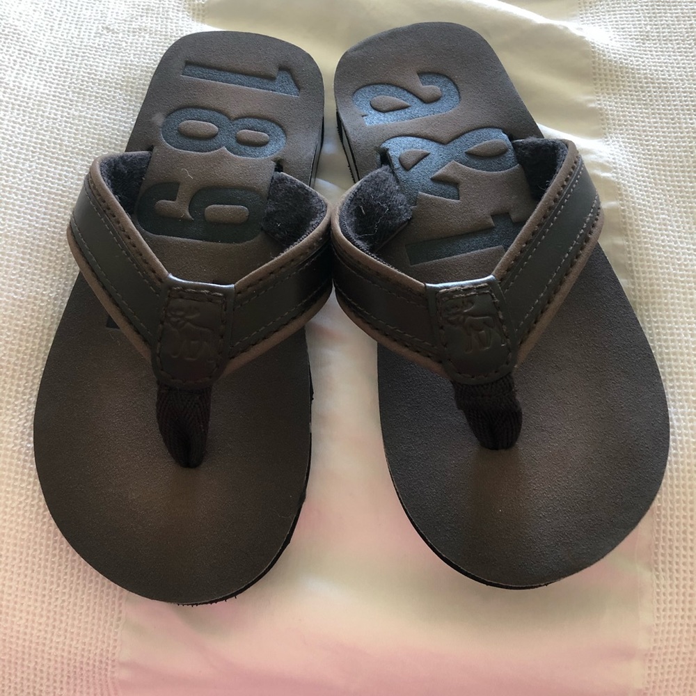 Abercrombie boys flip flop size 3/4